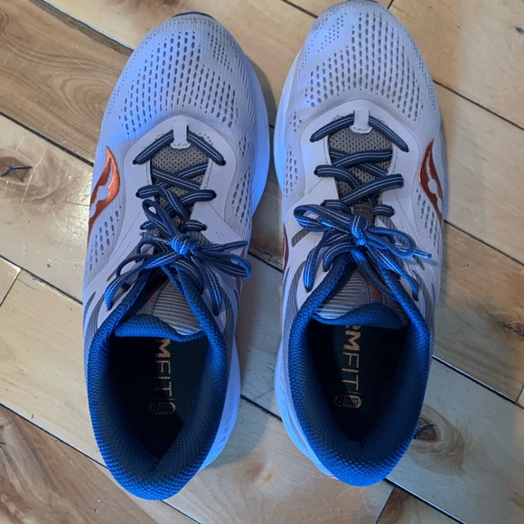 saucony running shoe - Picture 2 of 4